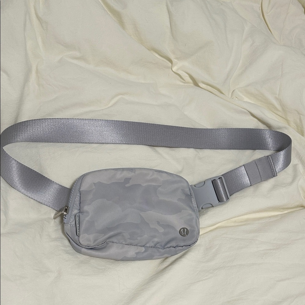 LULULEMON Baby light blue Camouflage Bag